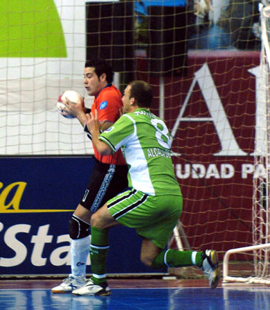 Schumacher in pressing over Sergio Gama! (Photo courtesy: LNFS)