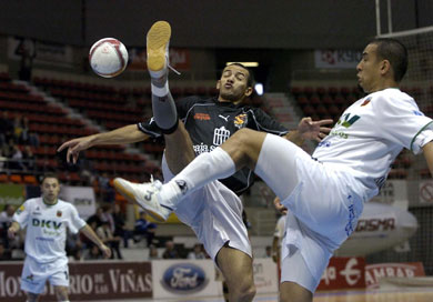 Igor (Caja Segovia) and Alexandre (DKV), dangerous fight (Photo courtesy: LNFS)