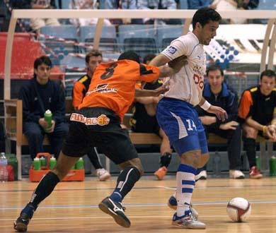 Acidesio (Benicarl�) found this way to stop the Lobelle*s pivot Betao! (Photo courtesy: LNFS)