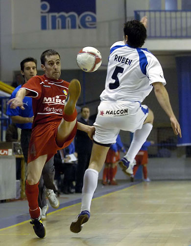 Diego Blanco (Mir� Martorell) vs Ruben (Margil Santa Coloma) (Photo courtesy: LNFS)