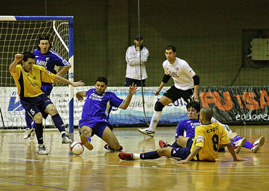 Caos in the biancoazul area: Coria and Cico trying to score, Nando Grana, Rafa and Edesio trying to avoid it, who will win? (Photo courtesy: LNFS)