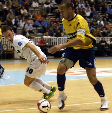 Ci�o (Barcel Euro Puebla) vs Bearzi (DKV) (Photo courtesy: LNFS)