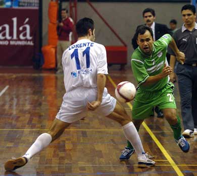 Marquinho escapes from the Lorente*s control (Photo courtesy: LNFS)