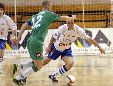 Javi Eseverri (Mra Gvtarra) vs Diego Giustozzi (Lobelle de Santiago) (Photo courtesy: LNFS)