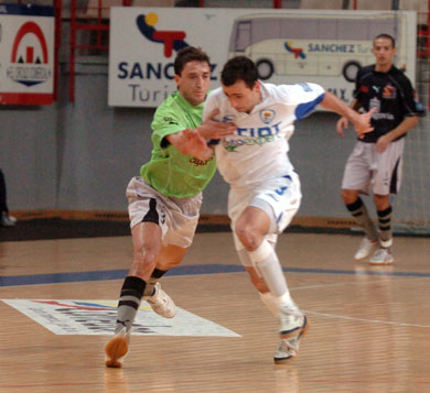 Isco (Caja Segovia), used as advanced goalkeeper, in the desperate effort to stop the Leitao*s hat trick (Photo courtesy: LNFS)