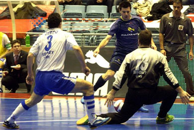 Simi (Cartagena) trying to score vs Giustozzi and Toni (Photo courtesy: LNFS)