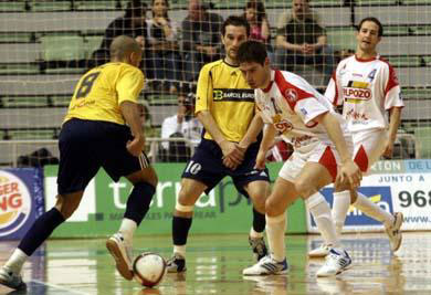 Cico (Barcel Euro Puebla) vs Kike (El Pozo) while Luis and Alvaro are looking at the action (Photo courtesy: LNFS)