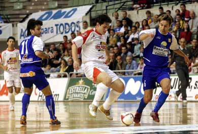 Lenisio jumping on the ball between Oscar Redondo and Crispi (Photo courtesy: LNFS)