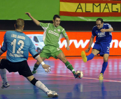 A typical action by Javi Rodriguez, here in a classic between his former club Playas de Castellon and Boomerang Interviu (Photo courtesy: LNFS)