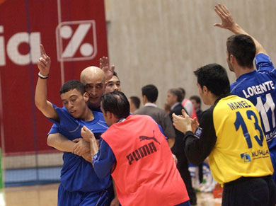 Another basic goal from Fernandinho, celebrating with Riquer and Manel, while