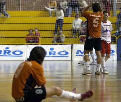 Werner and Rafael's desperation after the last minute draw by Dani Salgado. Diego Blanco, on the opposite, can smile... (Photo courtesy: LNFS)