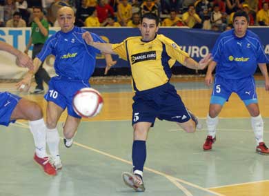 Coria vs Riquer and Paulinho (Photo courtesy: LNFS)