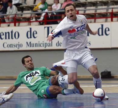 Dè against Leitao (Photo courtesy: LNFS)