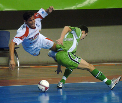 Vinicius vs Neto: is that foul? (Photo courtesy: LNFS)