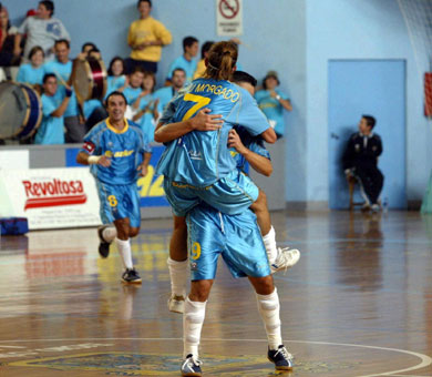 Dud�, Paulinho and Regueira celebrating a goal for Azkar Lugo. An important victory for Juanlu's team, though they were missing two key players like Fernandinho and Lorente (Photo courtesy: LNFS)