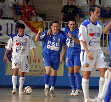 Marcelinho celebrating a goal by Mostoles (Photo courtesy: LNFS)