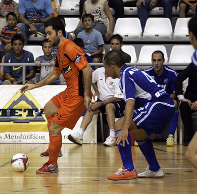 Lorenzo could not score against the careful control of Andr� (Photo courtesy: LNFS)