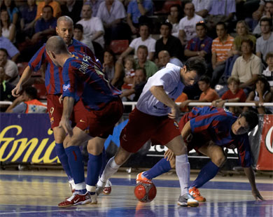 The former Nepi and Albacete Jonas trying to escape from the Barcelona's cage composed of Dani Fernandez, Valtinho and Fran Serrano (Photo courtesy: AP Spain - LNFS)
