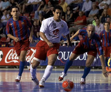 Flavio observed by Fran Serrano and the ex Benfica Chico (Photo courtesy: AP Spain - LNFS)