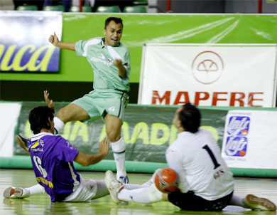 Goal by Marquinho or save by Fernando and Gus? (Photo courtesy: AP Spain - LNFS)