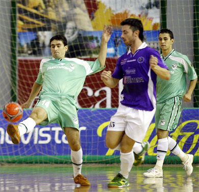 Daniel vs Nano Modrego, while Neto is looking at them (Photo courtesy: AP Spain - LNFS)