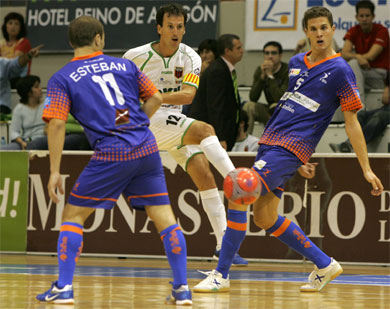 Santi attempt vs Gonzalez and David (Photo courtesy: AP Spain - LNFS)