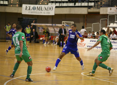 Fernandao between Paulinho and Alexandre (Photo courtesy: AP Spain - LNFS)