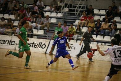 An attempt by Leo vs David Gascon, while Alexandre is looking at the scene (Photo courtesy: AP Spain - LNFS)