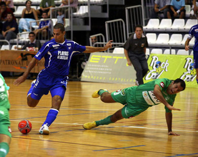 Perfect style for Fernandao, while D� seems to have lost his control... (Photo courtesy: AP Spain - LNFS)