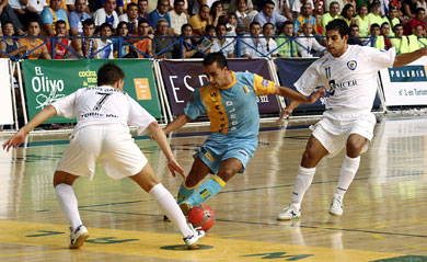 Sergio between Jesus Garcia and Parraga (Photo courtesy: AP Spain - LNFS)