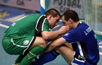 Orol (Boomerang Interviu, best flank/defender) try to console Javi Rodriguez (Playas De Castellon, best flank/pivot) during the last UEFA Futsal Cup (Photo courtesy: Enrique Serrano - LNFS)