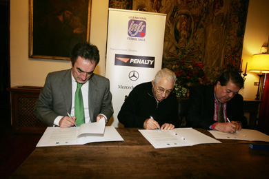 From the left: Javier Lozano, Aecio de Borba Vasconcelos and Antonio Escribano signing an important agreement for futsal development (Photo courtesy: LNFS)