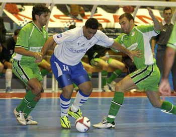 Betao escaping from Javi Limones and Schumacher control (Photo courtesy: Enrique Serrano - LNFS)