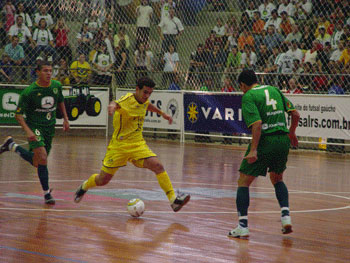 Chico between Valen�a and Wender (Photo courtesy: Liga Futsal)
