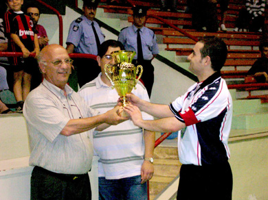 MFA Vice-President John Farrugia presenting trophy to JHC Captain Chris Borg (Photo courtesy: Jeepers Handyman Centre Web Site)