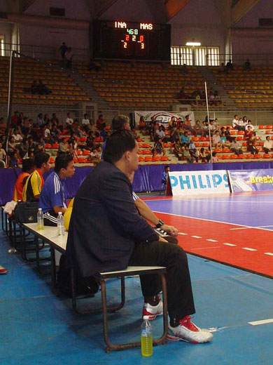 The Malaysian bench few seconds before the the end of the match against Indonesia (Photo courtesy: FAM) 