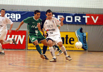 Neto (Malwee) against Leit�o (UCS) (Photo courtesy: Jo�o Pires)