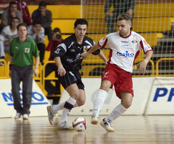 Marcos (black shirt, against Dani Salgado in this picture) scored four goals against Funda��o Jorge Antunes (Photo courtesy LNFS)