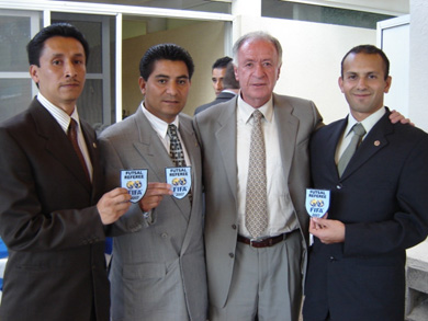 Futsal referees with the Refereeing Committee president Arón Padilla (Photo courtesy: Futsal Mexico)
