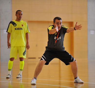 Kenichiro Kogure paying attention to Miguel Rodrigo instructions (Photo courtesy: JFA)