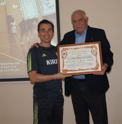 Miguel Rodrigo awarded by Antonio Mendoza