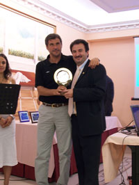 Miki awarded by Francisco Beltr�n (Photo courtesy ANEFS)