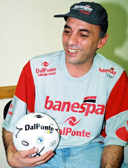 Milton Luiz Ziller J�nior, Miltinho, the new coach of Banespa ...