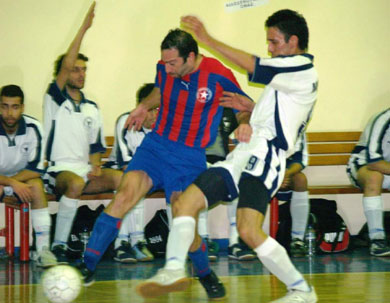 Ethnikos Asteras� Stamatis Argiris attacks Minotavros� defence (Minotavros - Ethnikos Asteras 3-5) (Photo courtesy: Costas Chryssafis - Mini Football News Magazine & futsalhellas.gr)