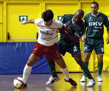 Claudinho and Alexandre trying to stop Oscar Redondo (Photo courtesy: Enrique Serrano - LNFS)