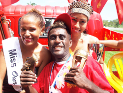 Elliot Ragomo welcomed home by Miss Our Telekom Donna Rilangi, and Miss Solomons Rabobo Toma (Photo courtesy: Solomon Star News)
