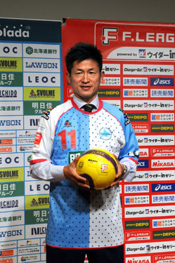 Kazu Miura wearing the Espolada shirt (Photo courtesy: The Asahi Shimbum)