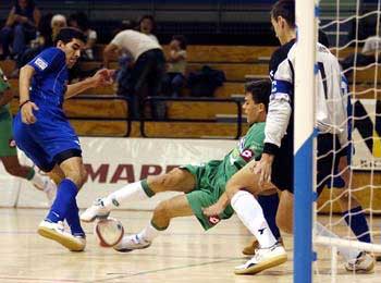 Arnaldo (MRA Xota) trying to score a goal (Photo courtesy: Enrique Serrano - LNFS)