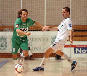 Tete vs Justo Caceres (Photo courtesy: Enrique Serrano - LNFS)