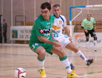 Wilde in action, observed by David Mora (Photo courtesy: Enrique Serrano - LNFS)